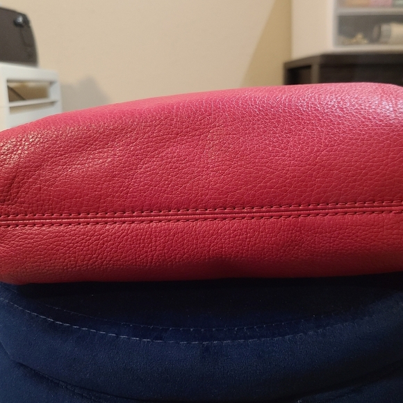 Michael Kors Fuchsia Shoulder Bag with Gold Logo - Picture 6 of 10